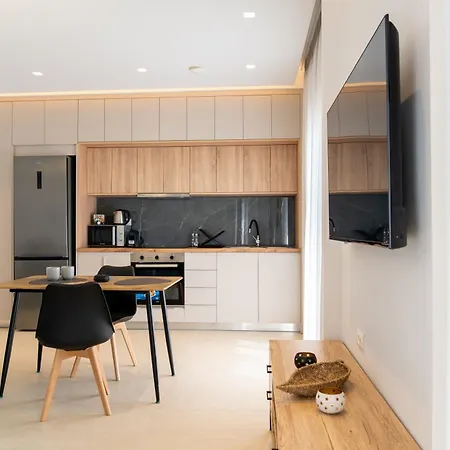 Apartment 30 Roses *