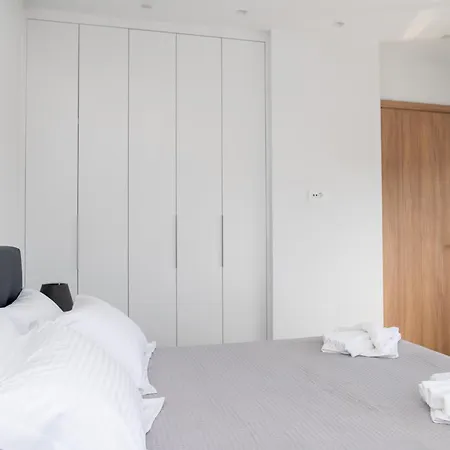 Apartment 30 Roses *