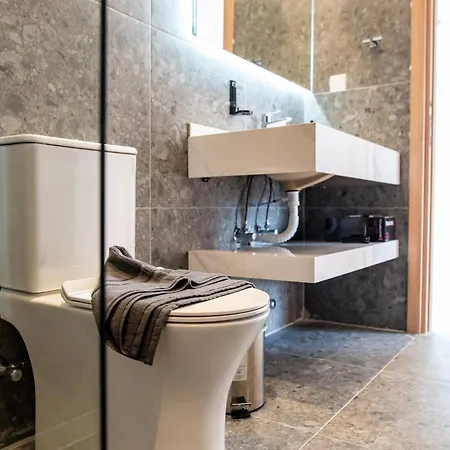 Apartment 30 Roses *